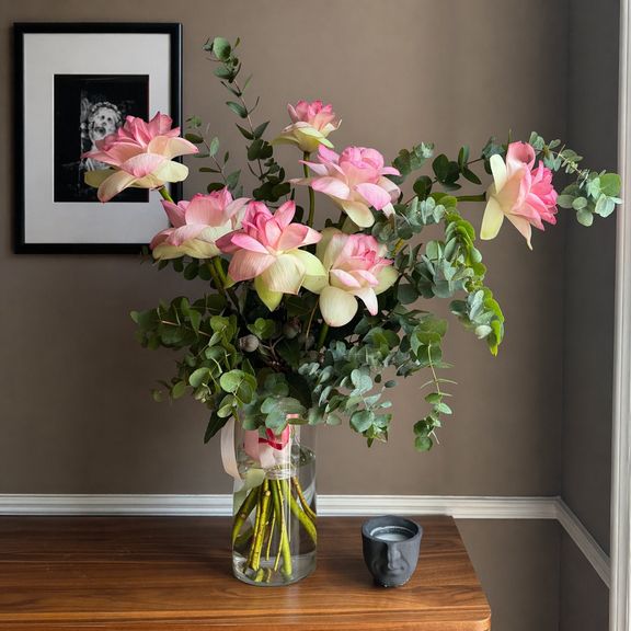 Букет 7 лотосов Нимфея с эвкалиптом (для Галины Рогалевой)