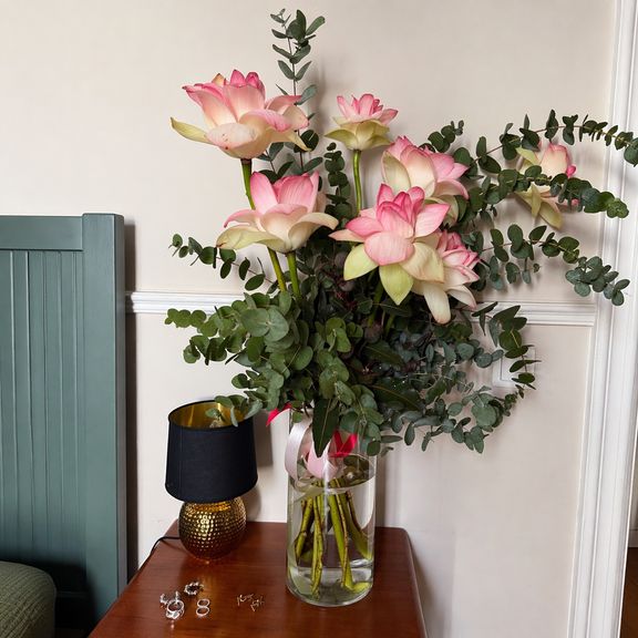 Букет 7 лотосов Нимфея с эвкалиптом (для Галины Рогалевой)