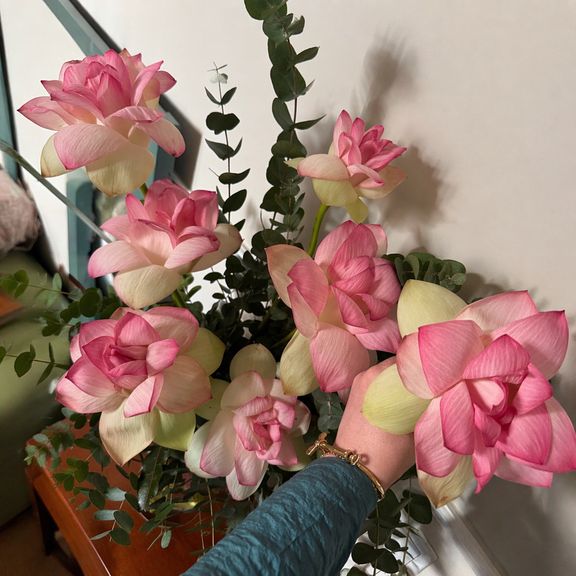 Букет 7 лотосов Нимфея с эвкалиптом (для Галины Рогалевой)