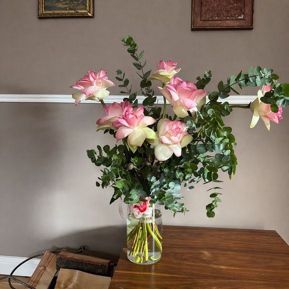 Букет 7 лотосов Нимфея с эвкалиптом (для Галины Рогалевой)