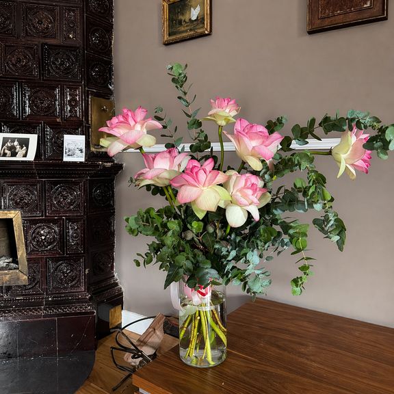 Букет 7 лотосов Нимфея с эвкалиптом (для Галины Рогалевой)