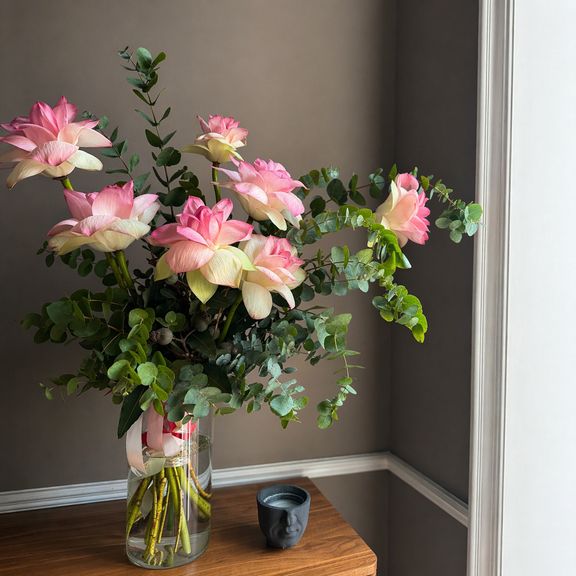 Букет 7 лотосов Нимфея с эвкалиптом (для Галины Рогалевой)