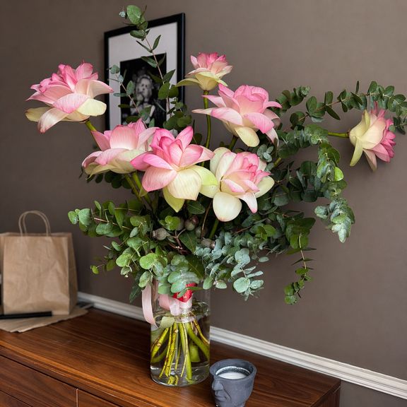 Букет 7 лотосов Нимфея с эвкалиптом (для Галины Рогалевой)