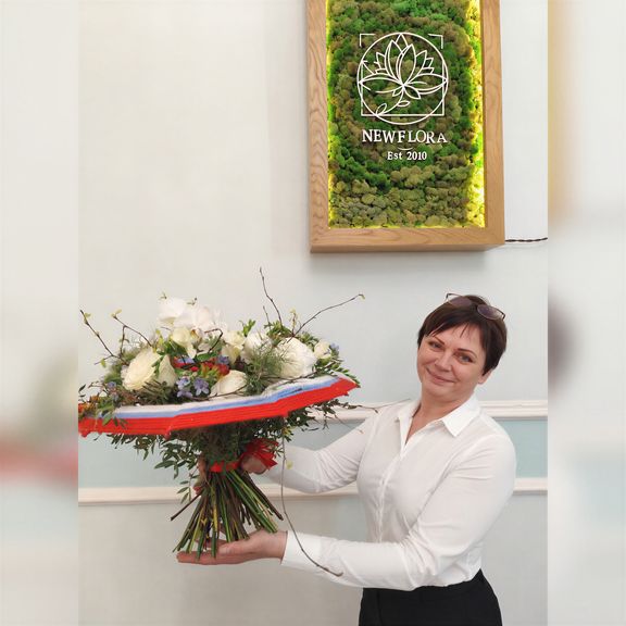 Букет на каркасе «триколор РФ» с орхидеями