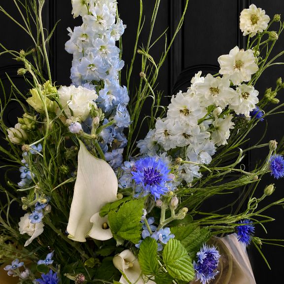 Букет 25 синих васильков с оксипеталумом и каллами