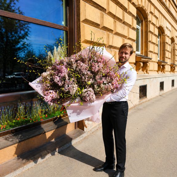 Букет 17 сиреневой сирени с ветками берёзы