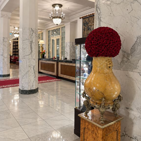 Шар из стабилизированных роз (для гостиницы Astoria)