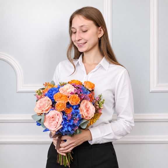 Свадебный букет с розами «Mandarina», синей гортензией и книпхофией