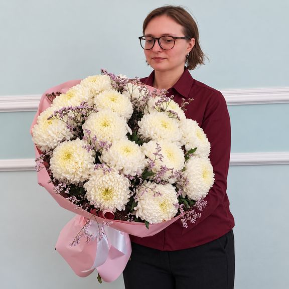 Букет 15 махровых крупных белых хризантем «Fred Shoesmith» с лимониумом