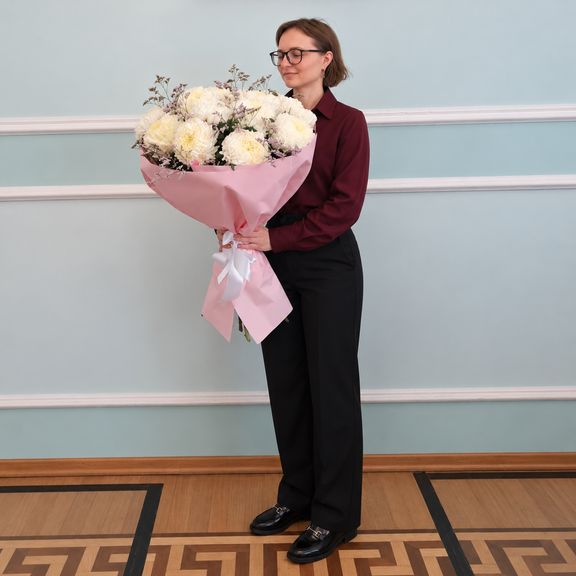 Букет 15 махровых крупных белых хризантем «Fred Shoesmith» с лимониумом