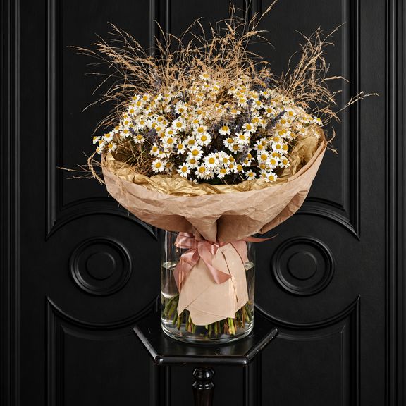 Букет 15 матрикарий с сухой лавандой и сухой луговой травой