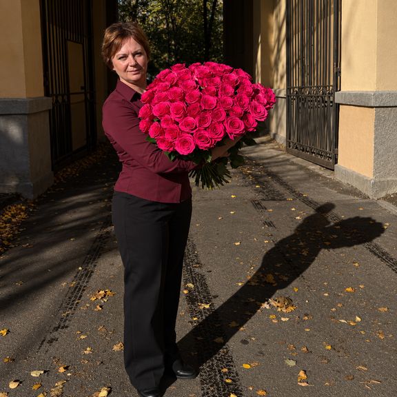 Букет 51 ярко-розовая роза «V.I.Pink» 50-70 см (Эквадор)
