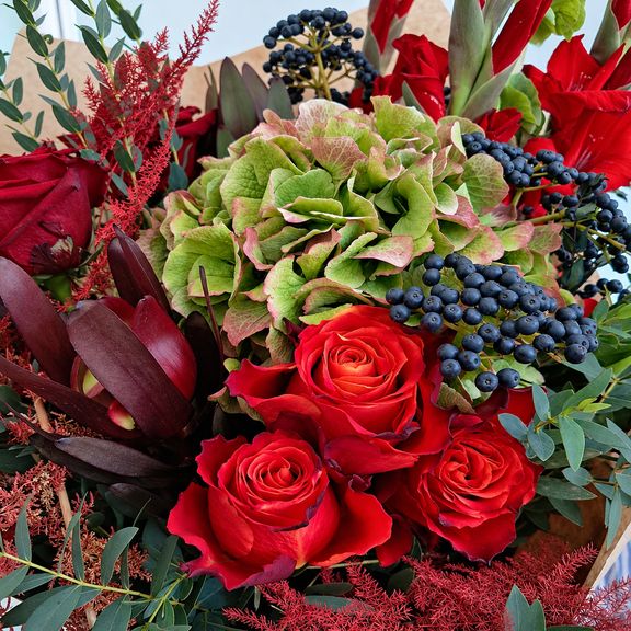 Букет с зелёной гортензией, чёрной калиной и амарантом