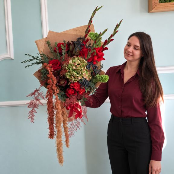 Букет с зелёной гортензией, чёрной калиной и амарантом
