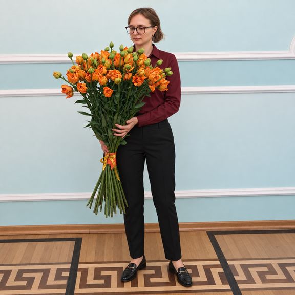 Букет 35 попугайных оранжевых лилий «Orange Lampion» 100 см