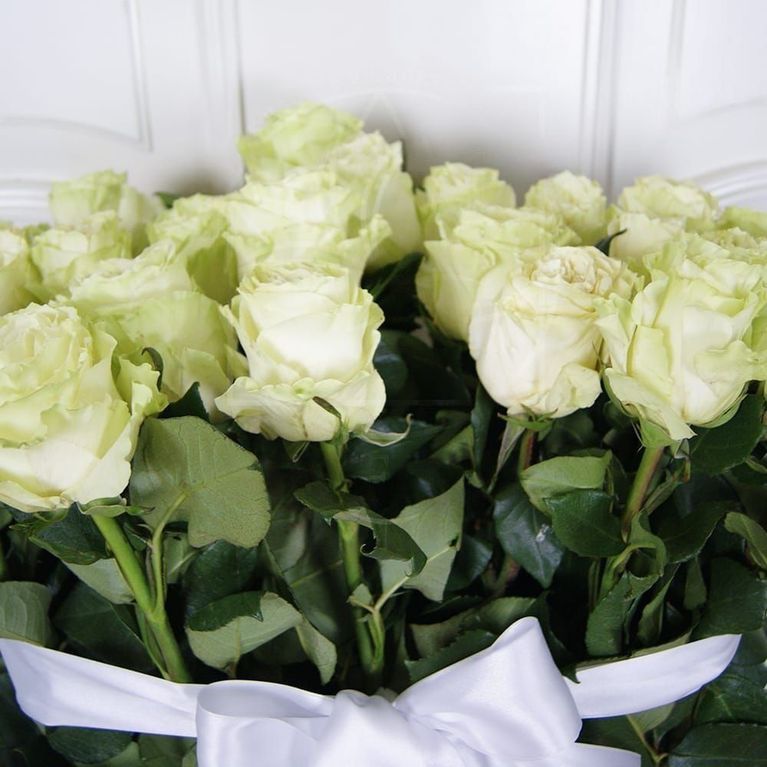 Букет 25 белых роз высотой 130см