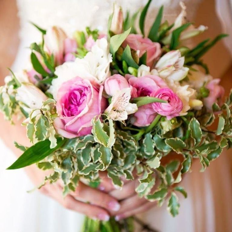 Свадебный букет с ранункулюсами и пионовидной розой