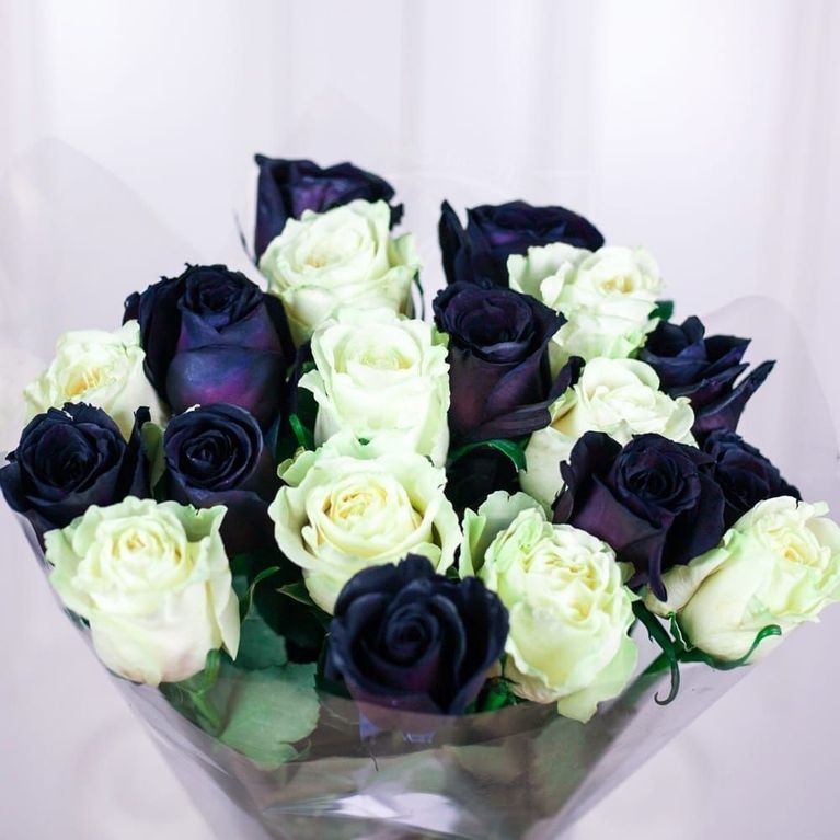 Букет 19 роз черные с белыми