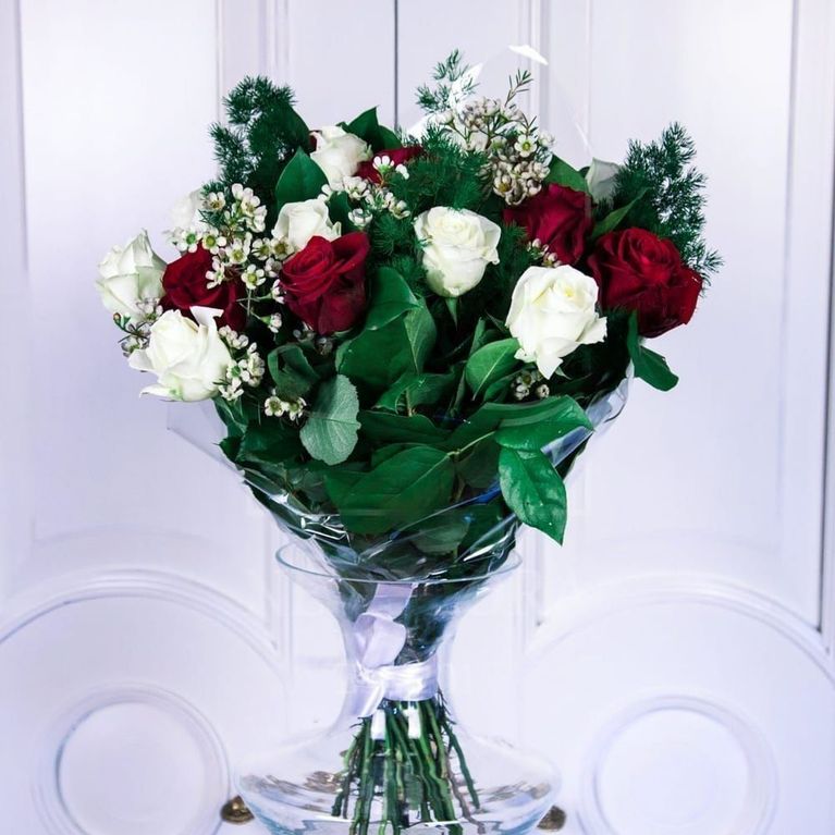 Букет 19 красных и белых роз 50см с зеленью (Голландия)