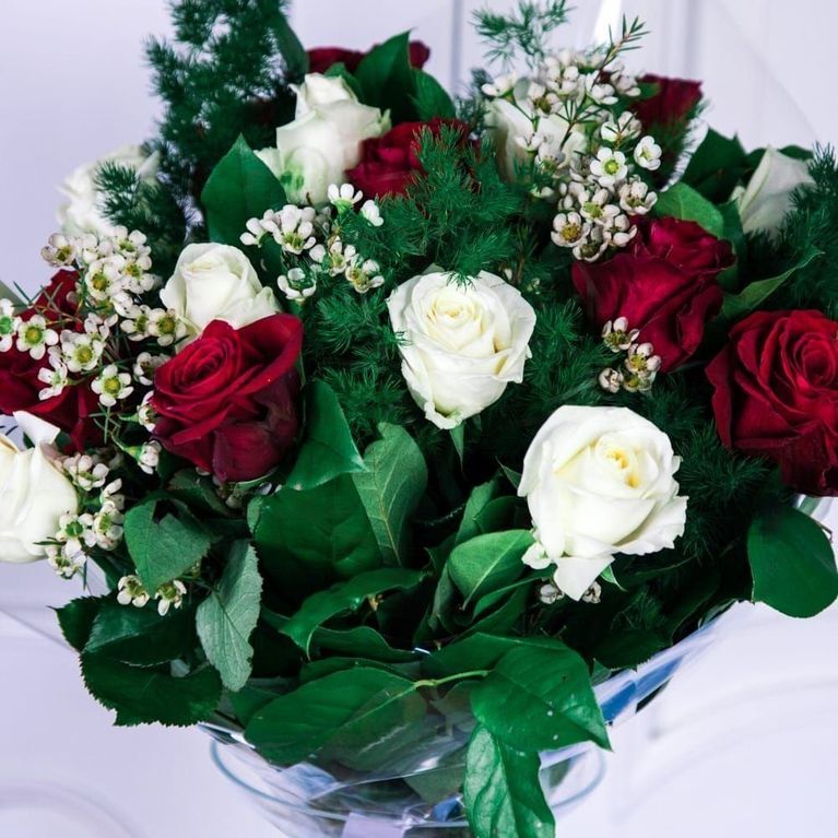 Букет 19 красных и белых роз 50см с зеленью (Голландия)