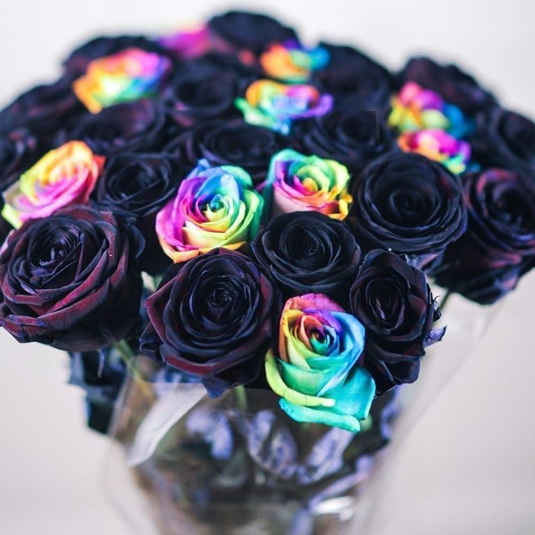 Букет 25 черных и радужных роз