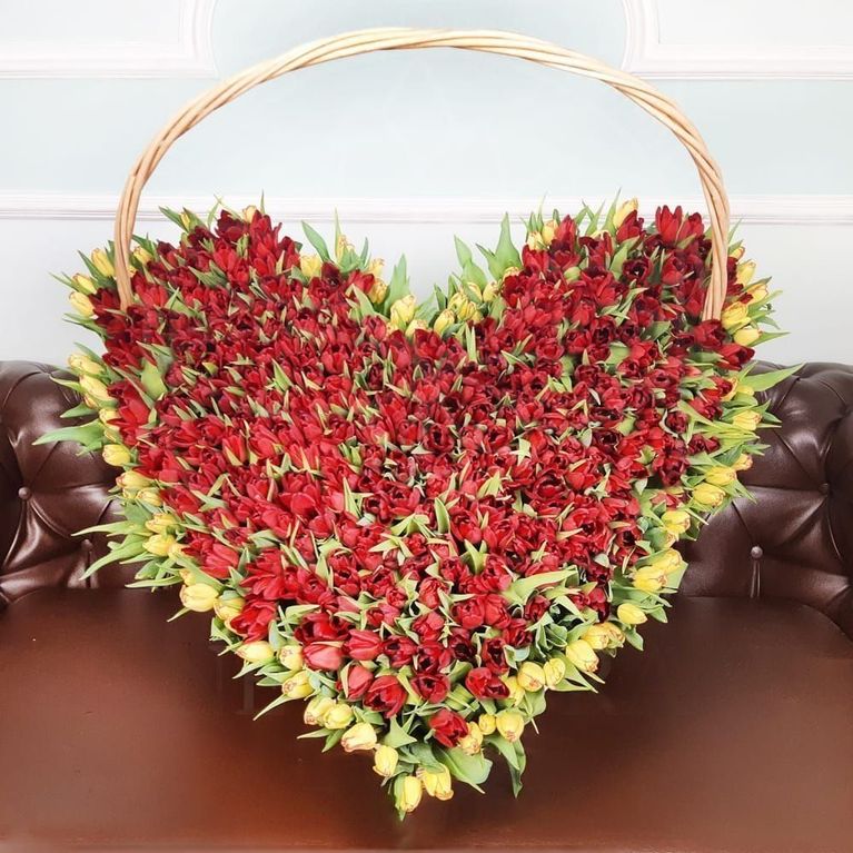 Огромная корзина цветов сердце 301 тюльпан (микс) 80×80 см