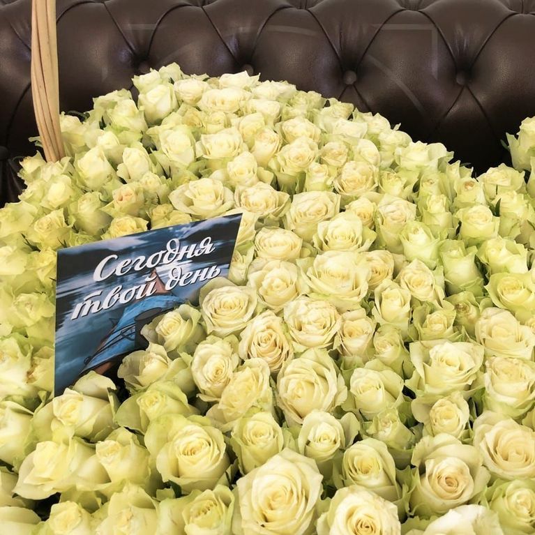 Огромная корзина цветов сердце 301 белая роза 80×100см