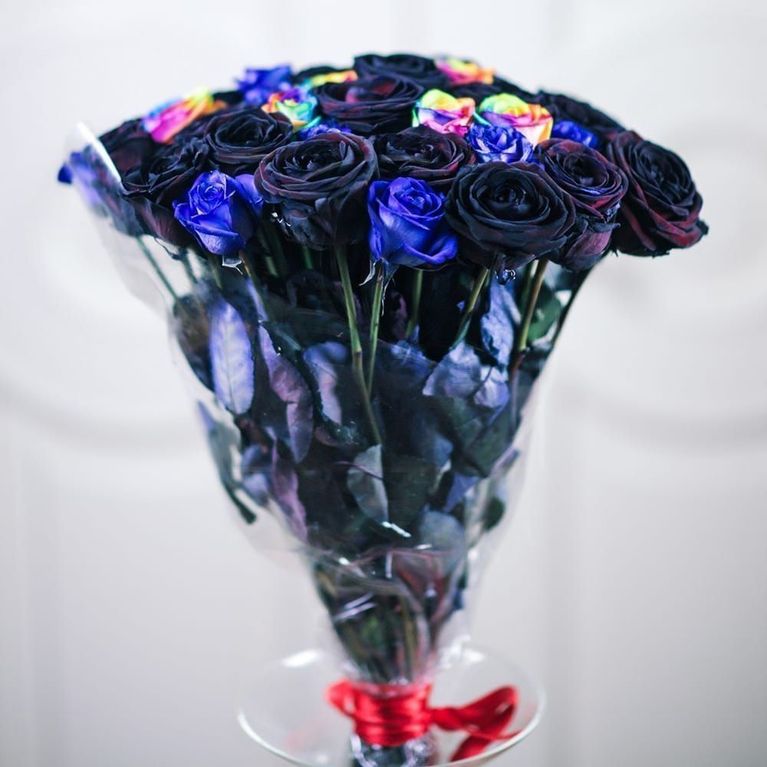 Букет 31 роза синяя черная радужная