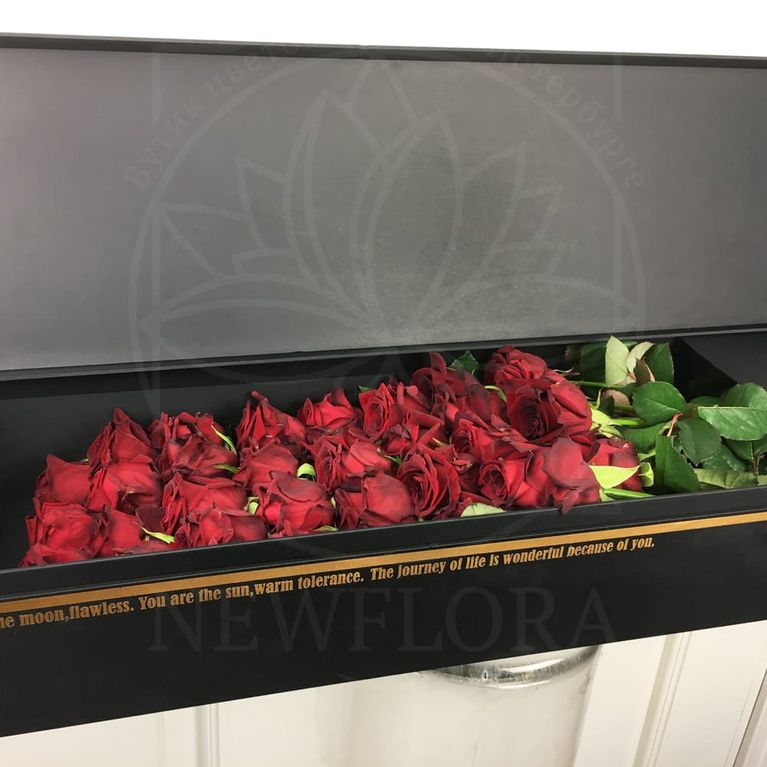 35 красных роз в длинной коробке