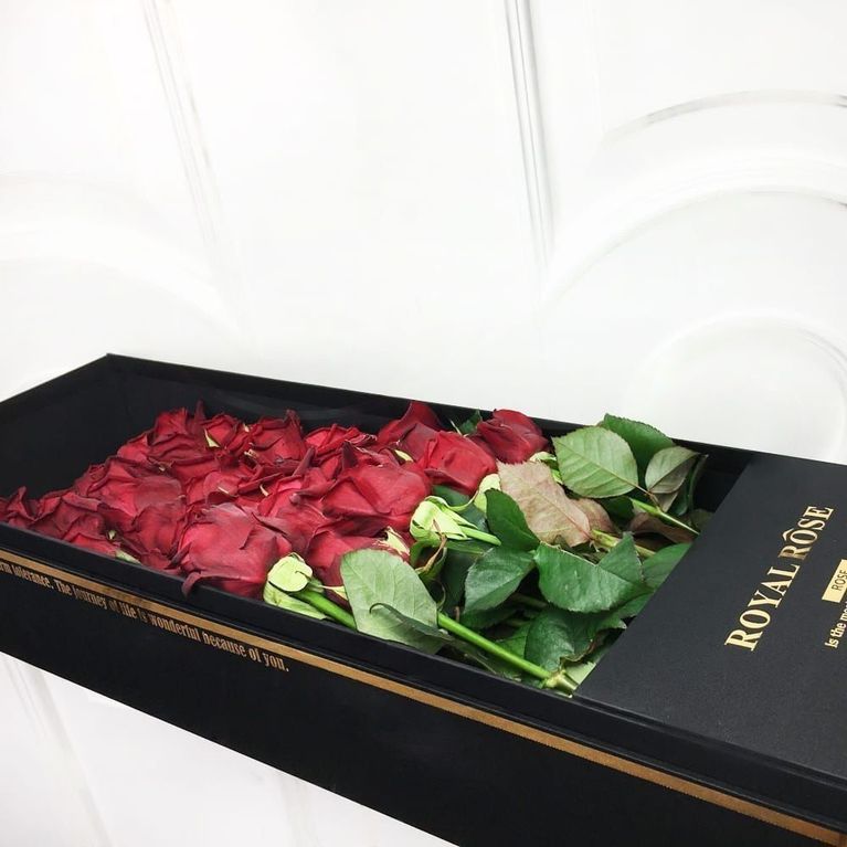 35 красных роз в длинной коробке