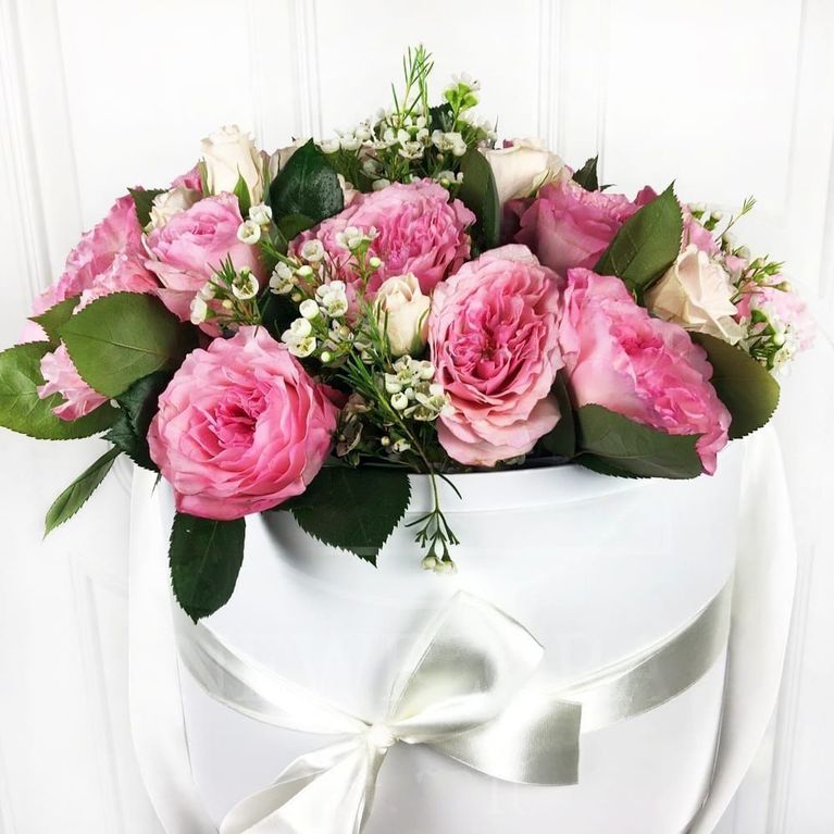 Шляпная коробка с пионовидными розами и хамелациум