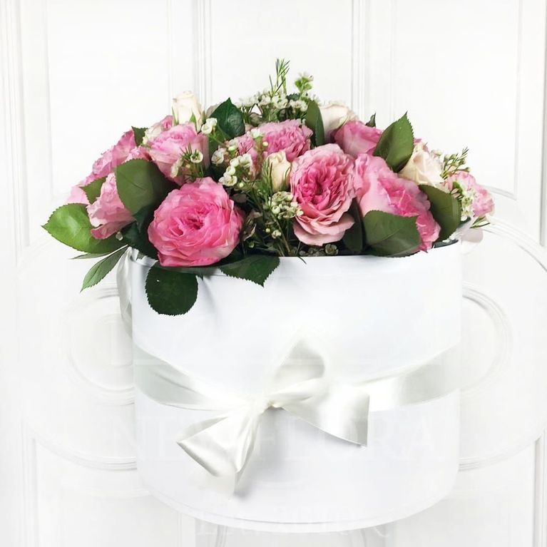 Шляпная коробка с пионовидными розами и хамелациум