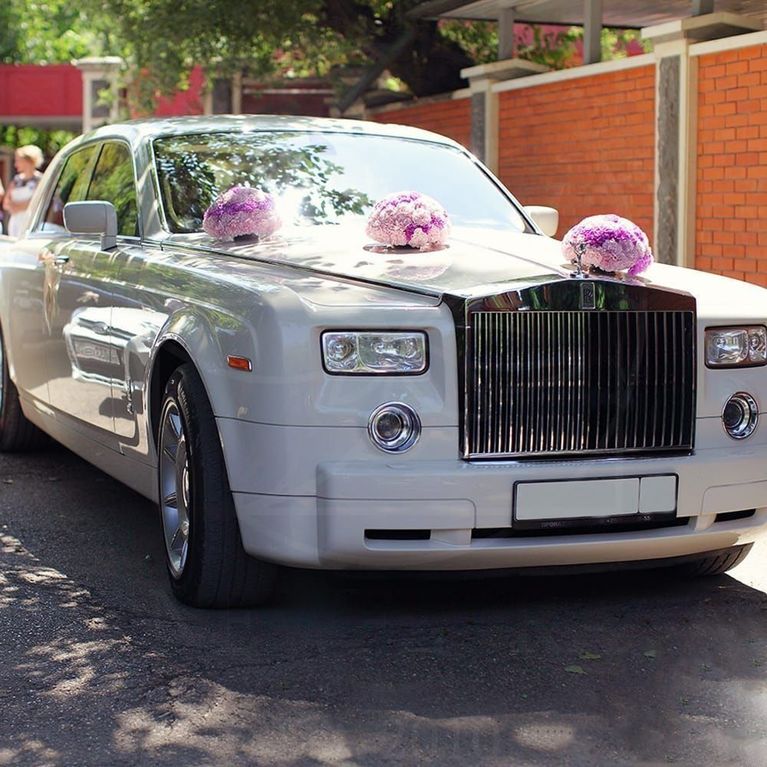 Свадебное украшение автомобиля с розовой гвоздикой