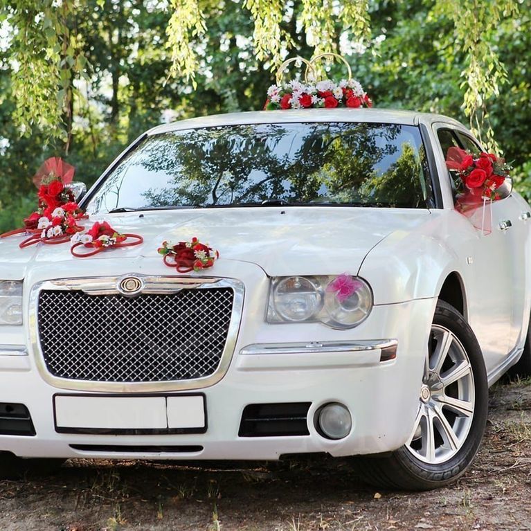 Свадебное украшение автомобиля с розами и хризантемой