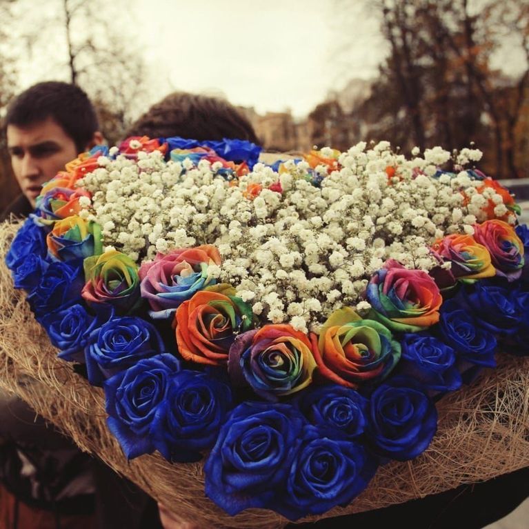 Букет сердце 55 синих и радужных роз (из клипа)