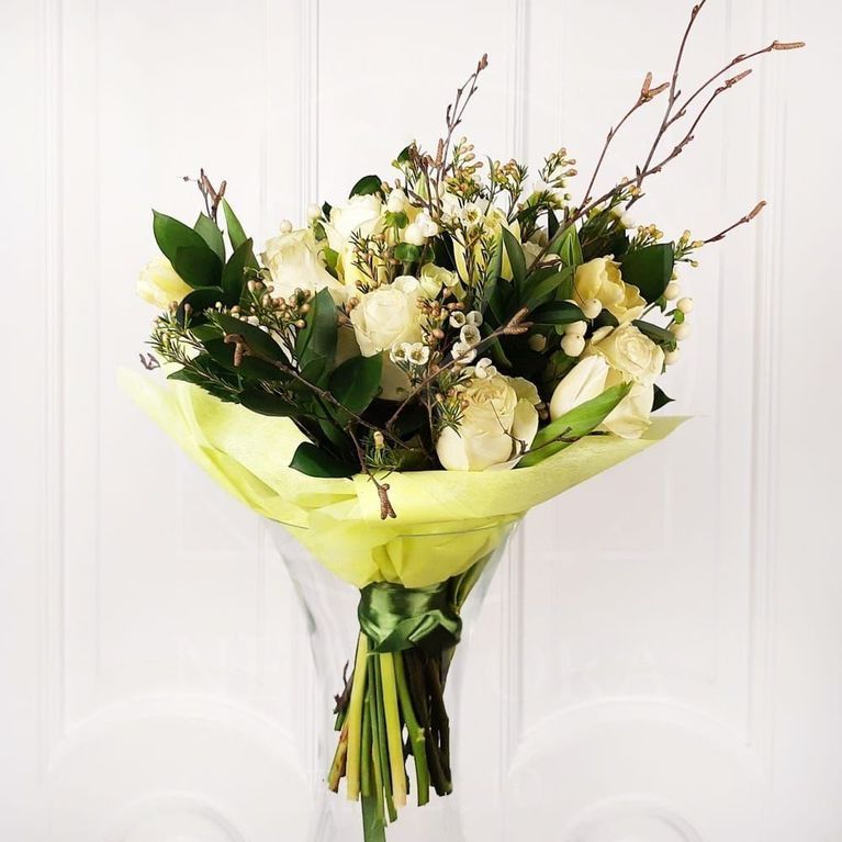 Букет 11 роз с тюльпанами, зеленью и прутьями березы