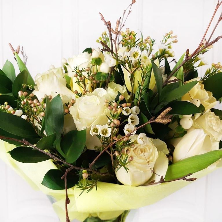 Букет 11 роз с тюльпанами, зеленью и прутьями березы
