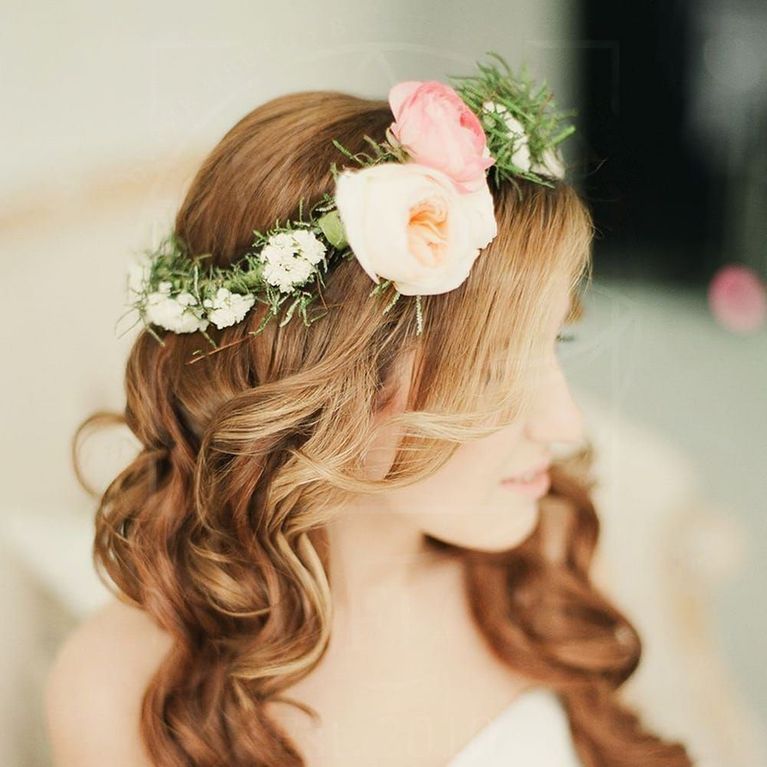 Украшение волос заколка из живых цветов с пионовидными розами