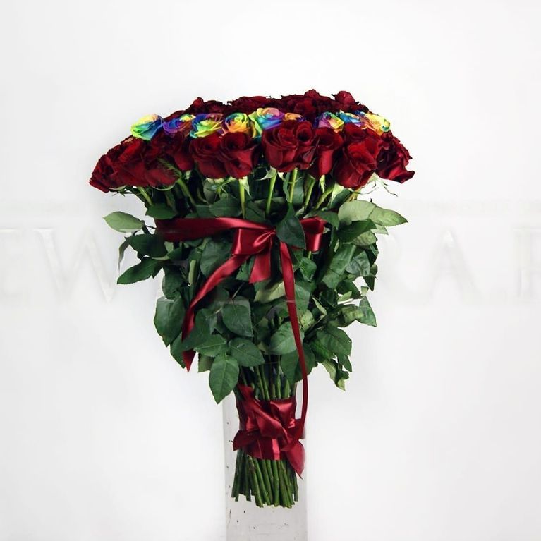 Букет сердце 101 роза с радужными (Юж. Америка)