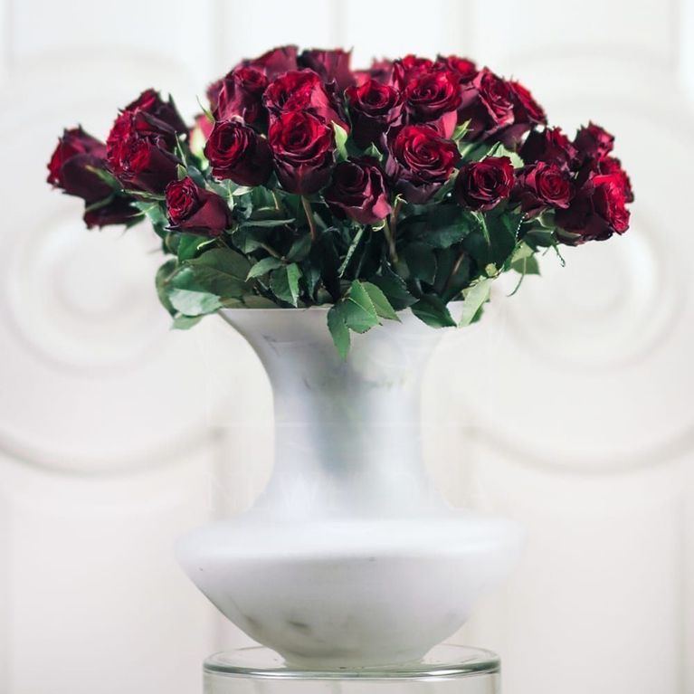 51 красная роза в матовой вазе