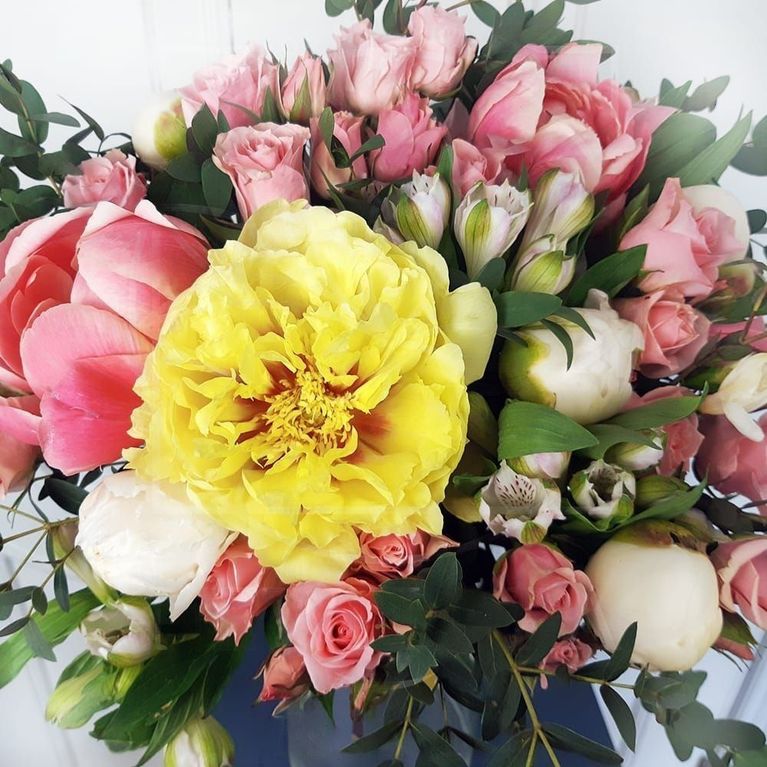 Букет 9 желтых и розовых пионов с кустовыми розами и альстромерией