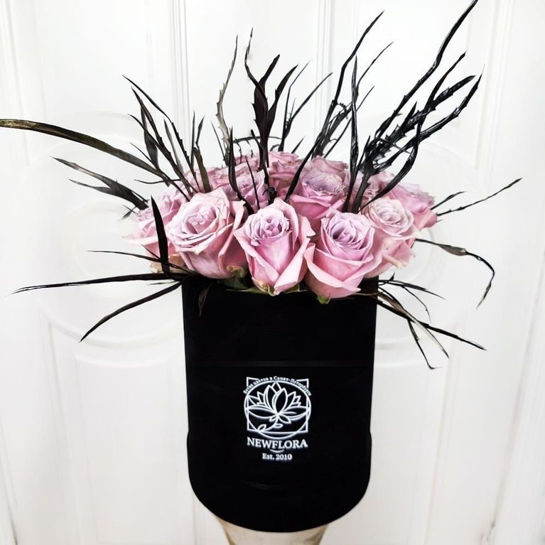 Шляпная коробка 15 роз в готическом стиле