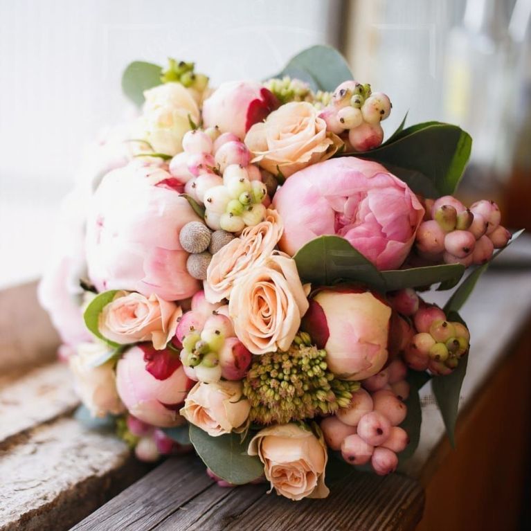 Свадебный букет 9 пионов с брунией, розамми и снежноягодником