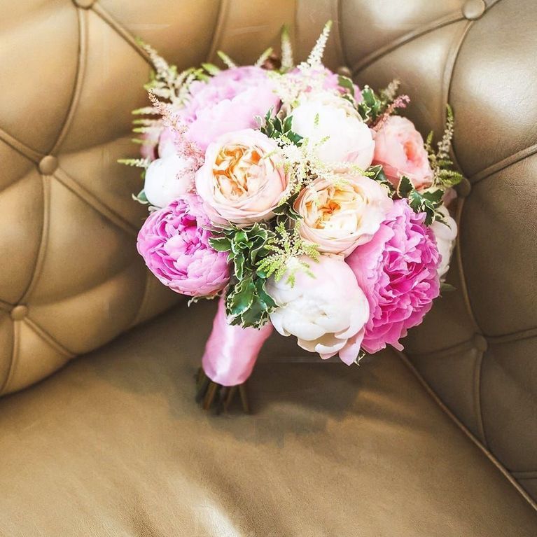 Свадебный букет с пионовидными розами, пионами и зеленью
