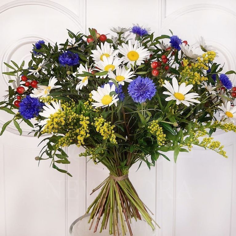 Букет полевых цветов 29 ромашек с васильками и гиперикум купить с доставкойв СПб