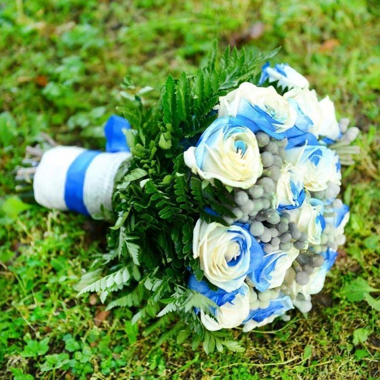 Свадебный букет из 19 бело-голубых роз с брунией