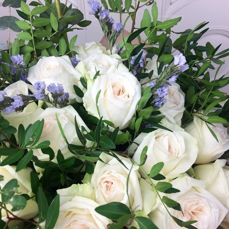 Букет 27 пионовидных ароматных роз с зеленью (White Ohara)
