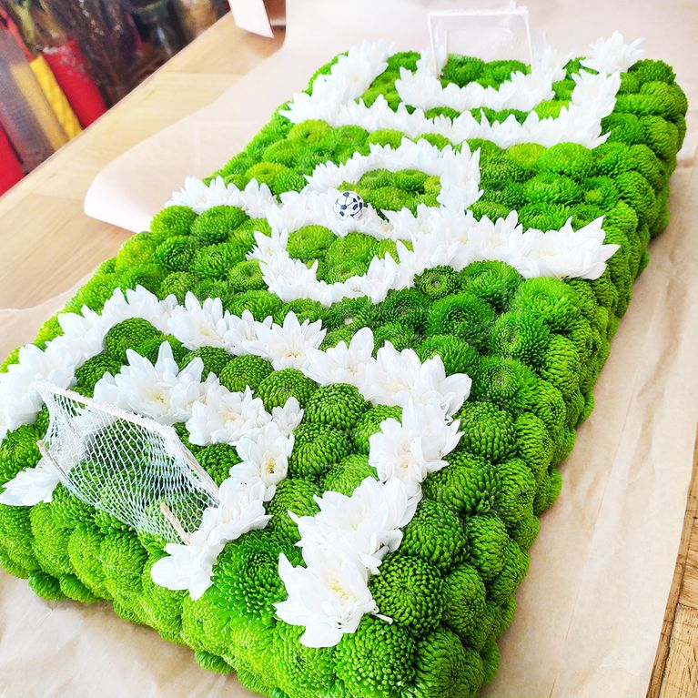 Футбольное поле из живых цветов 50×30см