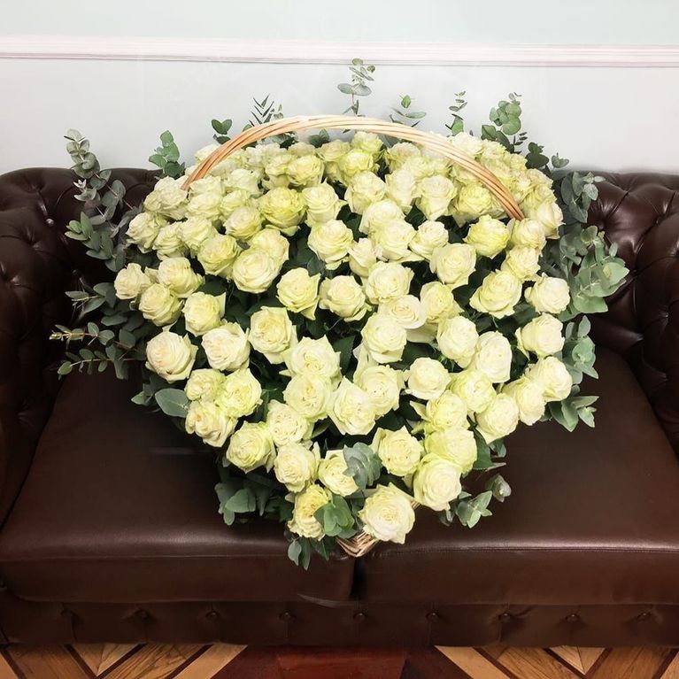 Большая корзина цветов сердце 101 белая роза (Premium) с эвкалиптом 80×100см