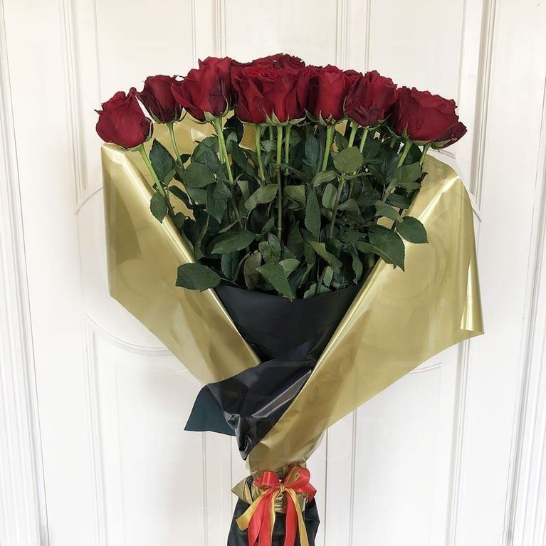 Букет 25 красных роз высотой 130см в упаковке